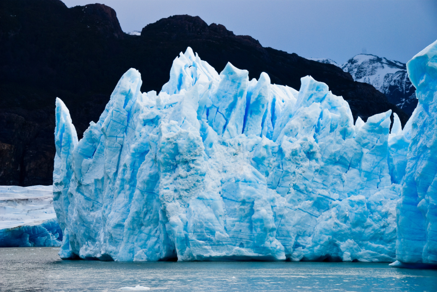 Λιώνουν «επικίνδυνα» τα παγόβουνα Γροιλανδίας και Ανταρκτικής