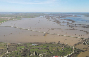 Απειλητική άνοδος του Έβρου: Πλημμύρισαν 60.000 στρέμματα στο Σουφλί (βίντεο)