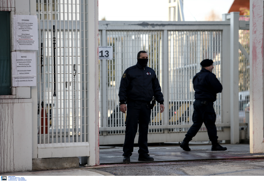 Αφγανός επιχείρησε να αυτοπυρποληθεί έξω από την Αμερικανική Πρεσβεία στην Αθήνα