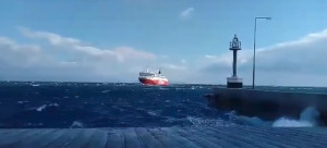 Πλοίο δίνει μάχη με τα μποφόρ και τα κύματα για να δέσει στη Ραφήνα (video)