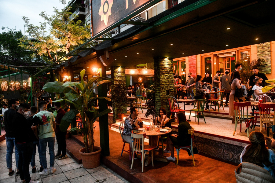 Επιστροφή στην κανονικότητα αλλά... μόνο για εμβολιασμένους - Το «μπαλάκι» στους ιδιοκτήτες για εστίαση, μπαρ, θέατρα