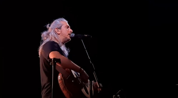 Ο Γιάννης Χαρούλης και ο Λευτέρης Πασσιάς τραγουδούν παρέα: Ακούστε το νέο τους κομμάτι