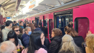 Άγιος Νικόλαος: Πανικός σε φούξια συρμό του ΗΣΑΠ – «Υπήρχε μυρωδιά και έβγαιναν καπνοί» καταγγέλλουν επιβάτες