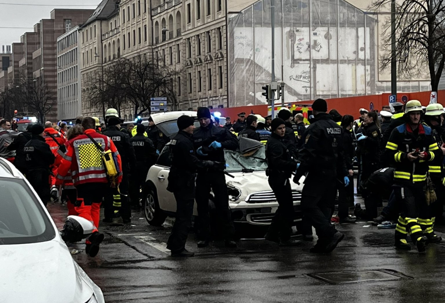 Συναγερμός στο Μόναχο: Αυτοκίνητο έπεσε πάνω σε πλήθος - Αναφορές για μία νεκρή και πολλούς τραυματίες