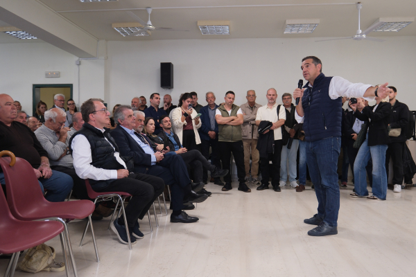 Τσίπρας από το Σπήλι: Η Κρήτη έχει ανθρώπους με αξιοπρέπεια – Οι «Φραπέδες» και οι «Χασάπηδες» είναι στο Κολωνάκι