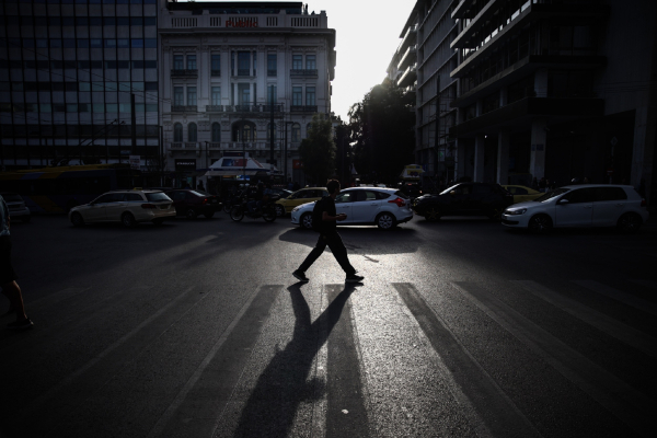 Ποια είναι η μεσαία τάξη στην Ελλάδα - Φτωχότερη και με υψηλότερους φόρους σε σχέση με την ΕΕ