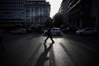 Ποια είναι η μεσαία τάξη στην Ελλάδα - Φτωχότερη και με υψηλότερους φόρους σε σχέση με την ΕΕ