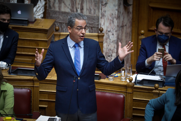 Χαμός και φωνές στη Βουλή, άναψε «φωτιές» ο Συρίγος με τον «μύθο του Πολυτεχνείου» (βίντεο)