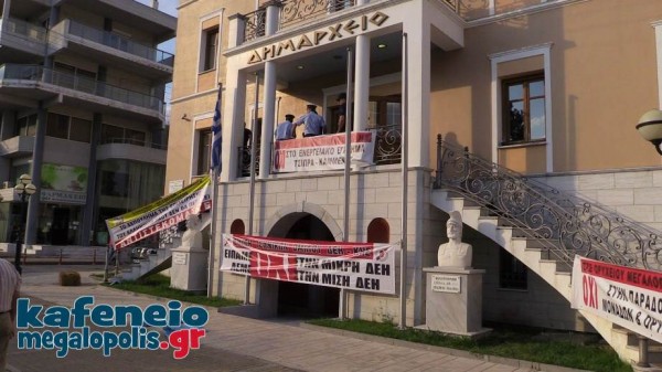 Μεγαλόπολη: Αγρότες αποδοκίμασαν τον Φάμελλο - Έφυγε ''κακήν κακώς'' από την πίσω πόρτα του δημαρχείου(φωτό-video)