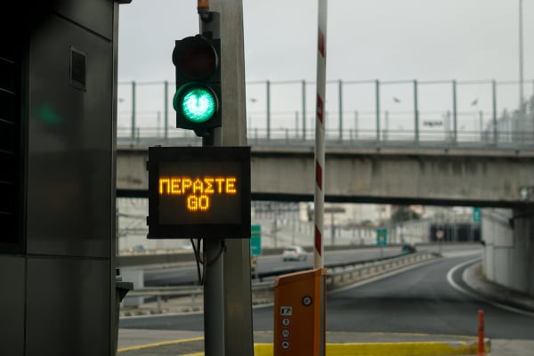 Καθυστερήσεις στην Αττική Οδό: Απομακρύνουν λάσπες και σκυρόδεμα