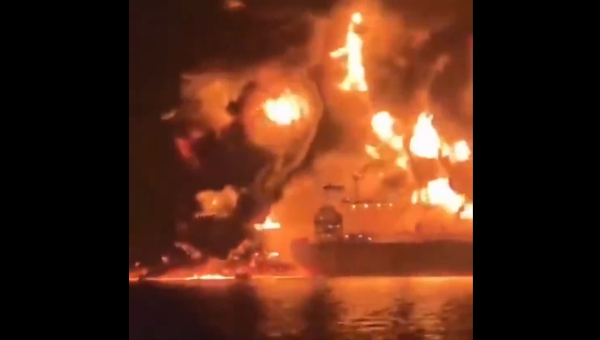 Ελληνόκτητο το ένα από τα δύο τάνκερ που τυλίχτηκαν στις φλόγες στο Ιράκ