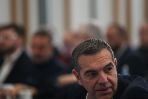 Τσίπρας: Το βάρος πέφτει σε νεολαία και εργαζόμενους - Στήριξη στους συνεργάτες του