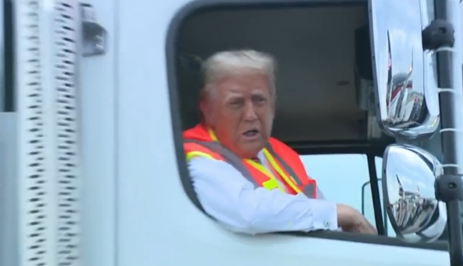 Εκλογές ΗΠΑ: «Πώς σας φαίνεται το σκουπιδιάρικό μου» - Τρολάρισμα Τραμπ για τα «σκουπίδια» Μπάιντεν