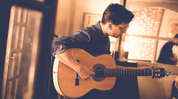 Δημήτρης Μπάκουλης: O πιο διαδραστικός τραγουδοποιός της γενιάς του στον Σταυρό του Νότου