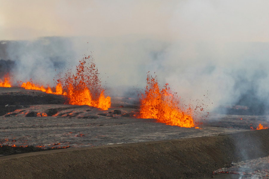 Ισλανδία: Εκκενώθηκε η Γαλάζια Λίμνη μετά από νέα έκρηξη ηφαιστείου – Live εικόνα