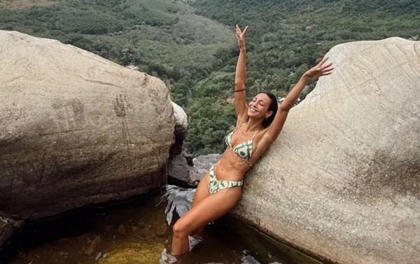 Η Ευγενία Σαμαρά κάνει βουτιές σε καταρράκτη στη Σρι Λάνκα και νιώθει ξανά παιδί (Βίντεο)