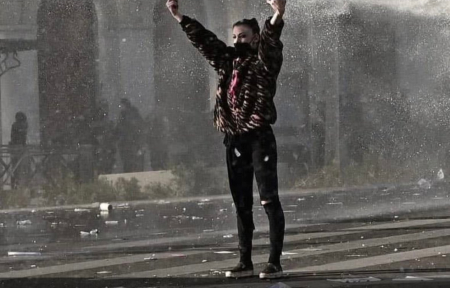 «Αυτό το κορίτσι είναι πλέον κόρη μου»: Το μήνυμα του Νίκου Πλακιά για τη νεαρή διαδηλώτρια