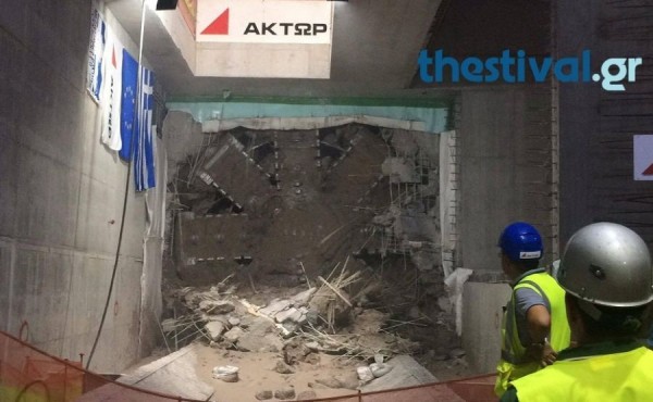 Θεσσαλονίκη: Ο μετροπόντικας "Φρίξος" φθάνει στο σταθμό "Νομαρχία" του μετρό