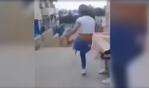 Ανήλικη στην Κρήτη θεώρησε αστείο να κλωτσήσει γατάκι και οι φίλες της γελούσαν -Εξοργιστικό βίντεο