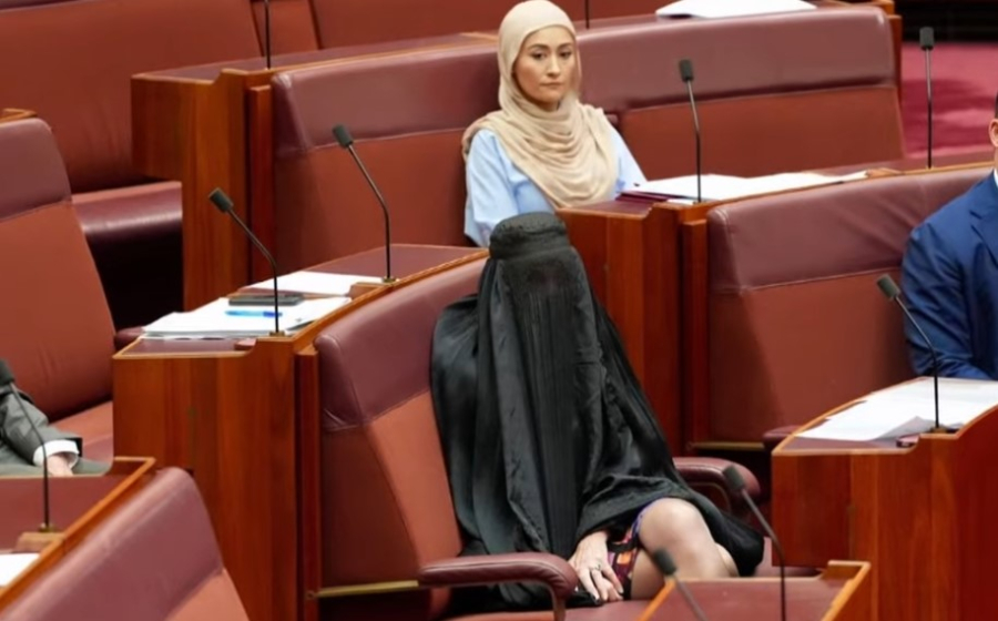 Βίντεο: Ακροδεξιά γερουσιάστρια φόρεσε μπούρκα στο κοινοβούλιο της Αυστραλίας ζητώντας την κατάργησή της