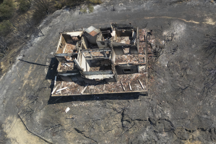 Σε εξέλιξη οι φωτιές σε Πάτρα και Χίο: Χωρίς ρεύμα επ' αόριστον δεκάδες οικισμοί