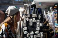 Guardian: Η Αθήνα αντιστέκεται καθώς οι επενδυτές στοχεύουν στη «γειτονιά των θεών», την Πλάκα