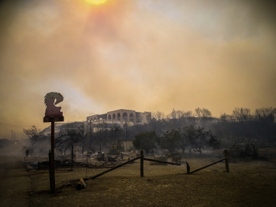 Πύρινος εφιάλτης στη Ρόδο: Σε τρία μέτωπα ανεξέλεγκτη η φωτιά, νέες αναζωπυρώσεις