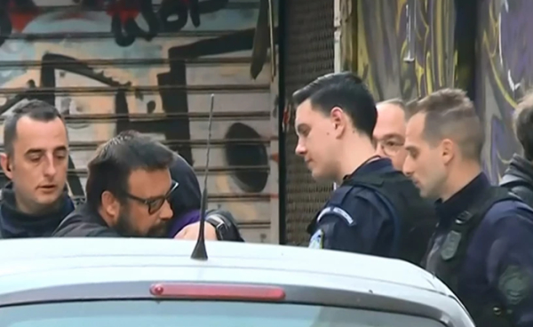 Θεσσαλονίκη: Η συγκλονιστική στιγμή που παραδίδεται και ο δεύτερος κουκουλοφόρος και αγκαλιάζει τον ιερέα