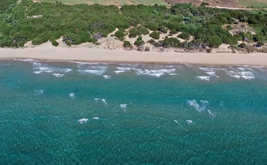 Η «χρυσή παραλία» της Πελοποννήσου που λατρεύουν οι ξένοι αλλά δεν ξέρουν οι Έλληνες