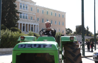 Διανυκτέρευσαν στο Σύνταγμα οι αγρότες: Φεύγουν σήμερα (εικόνες)