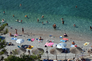 Προστασία από πνιγμό: Τι προτείνουν οι ειδικοί για ασφαλές μπάνιο στη θάλασσα