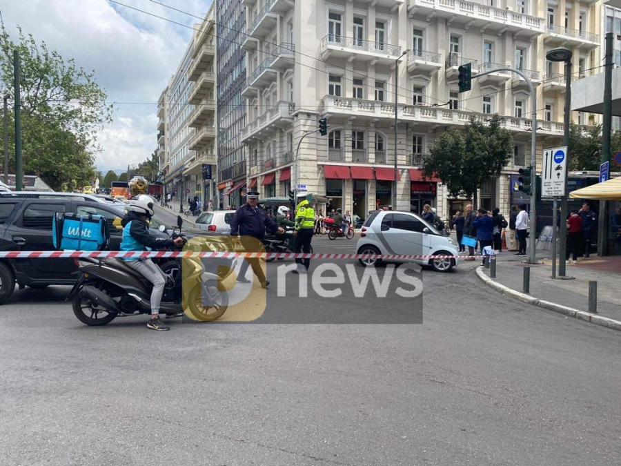 Η εικόνα της Παναγίας «Άξιον Εστί» στην Αθήνα, αλλά το κέντρο ακόμα... με κορδέλες και κλειστούς δρόμους