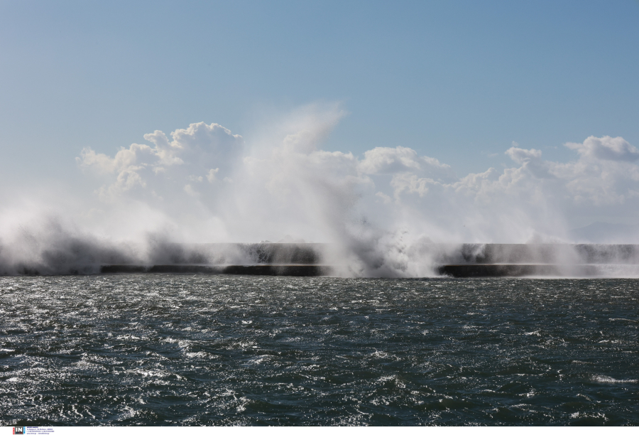 Θρίλερ για τους επιβάτες του Skiathos Express: «Πάλη με τα κύματα» να πιάσει λιμάνι