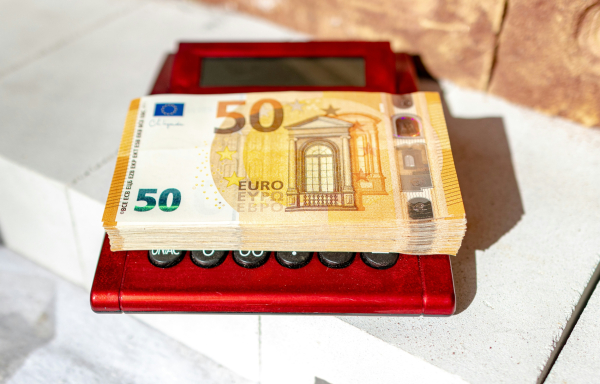 Κατώτατος μισθός: Αντίστροφη μέτρηση για τη νέα αύξηση - Πώς θα φτάσει τα 950 ευρώ