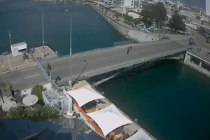 Χαλκίδα: Αποκαταστάθηκε, με προσωρινή λύση, η κυκλοφορία στη γέφυρα Ευρύπου μετά από 16 ώρες (Βίντεο)