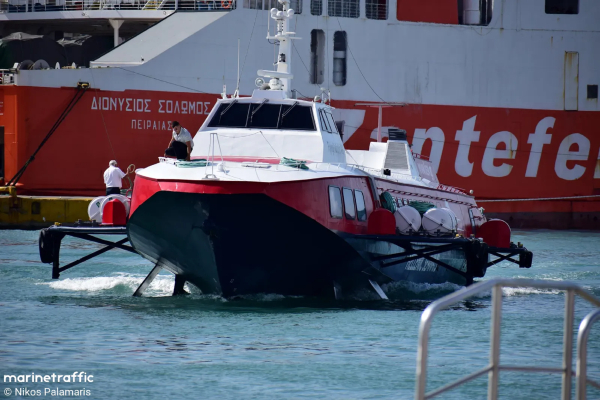 Με ρυμουλκό το Flying Dolphin XIX προς Πειραιά, λόγω βλάβης - Ταλαιπωρία για 118 επιβάτες