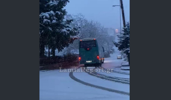 Κακοκαιρία: «Κόλλησε» στα χιόνια σχολικό λεωφορείο στην Υπάτη (video)