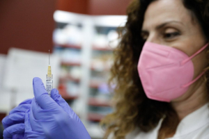 Εμβολιασμένοι εξωτερικού: Μέσω ειδικής εφαρμογής του gov.gr και όχι μόνο μέσω ΚΕΠ το ραντεβού για τον εμβολιασμό