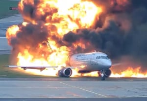 Βίντεο με αεροσκάφος που τυλίγεται στις φλόγες στην πίστα προσγείωσης