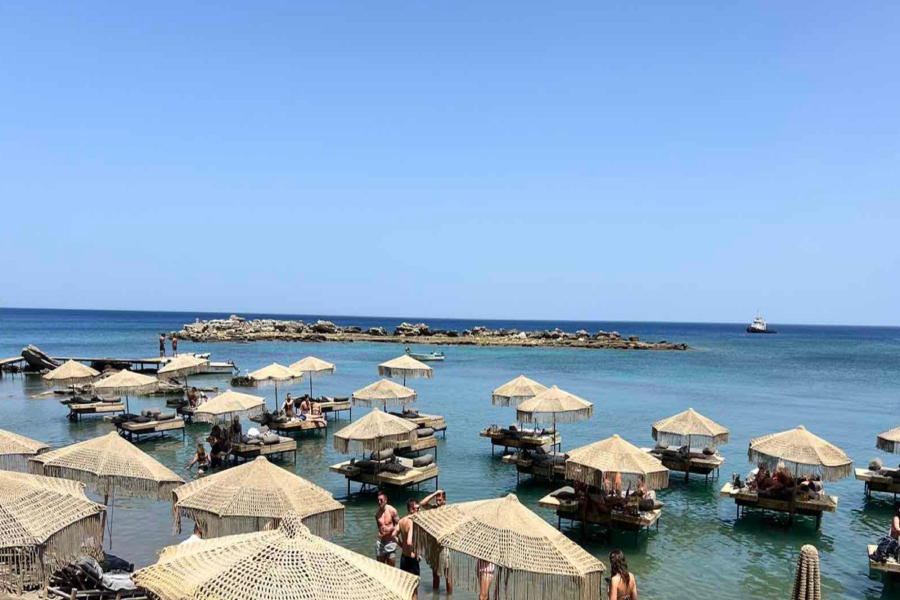 Ξεκίνησε η μάχη της ξαπλώστρας: Είχαν στήσει εξέδρες μέσα στη θάλασσα και φέτος