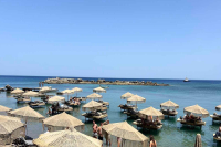 Ξεκίνησε η μάχη της ξαπλώστρας: Είχαν στήσει εξέδρες μέσα στη θάλασσα και φέτος