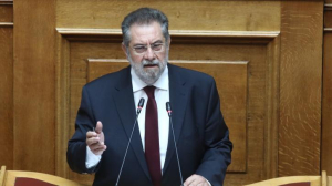 Άνω κάτω με τον Παναγιωτόπουλο – Οδηγούσε και μιλούσε μέσω κινητού στη Βουλή