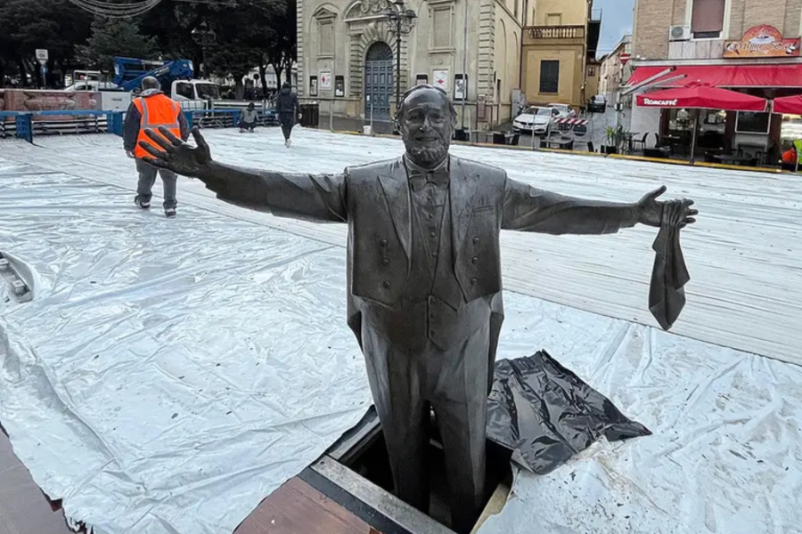 Εγκλώβισαν το άγαλμα του Παβαρότι - Έφτιαξαν παγοδρόμιο γύρω του (Βίντεο)