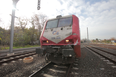 Μια παρ&#039; ολίγον τραγωδία στη Χαμοστέρνας - Τρένο πήρε σβάρνα αυτοκίνητο