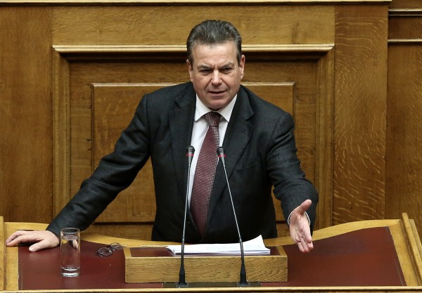 Μείωση των εισφορών για τους ελεύθερους επαγγελματίες προανήγγειλε ο Πετρόπουλος