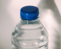 Αυτός είναι ο λόγος που τα καπάκια έχουν γίνει «ένα» με τα πλαστικά μπουκάλια