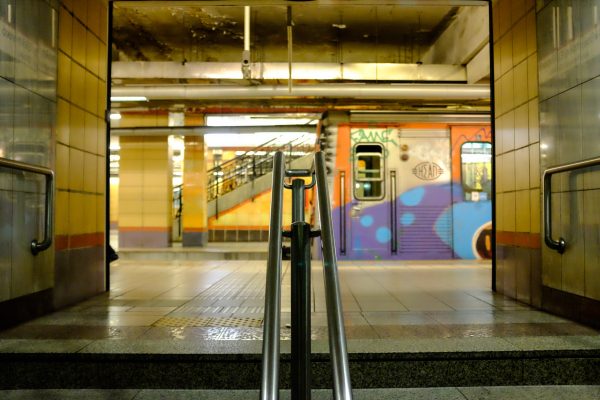 Οπαδοί «βανδάλισαν» σταθμούς του ΗΣΑΠ