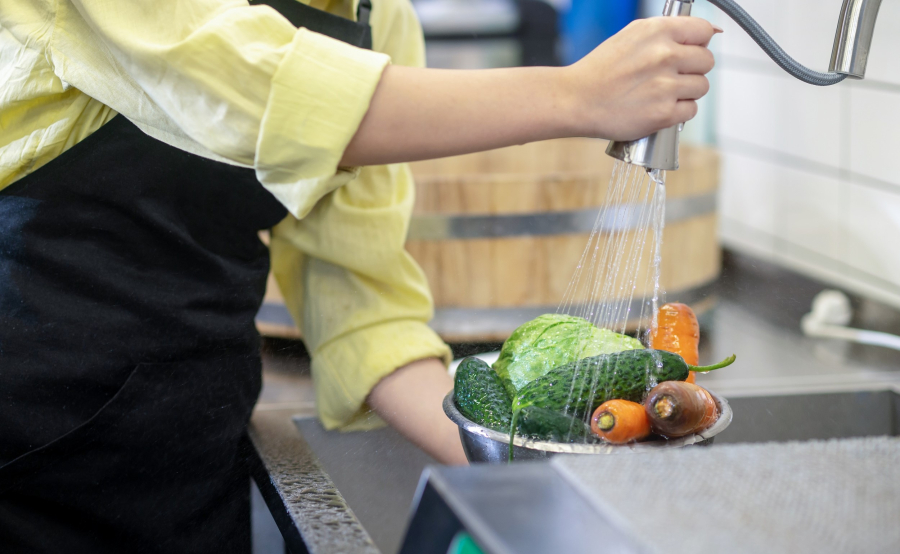 Προσοχή: Οι 4 τροφές που δεν πρέπει να πλύνετε πριν το μαγείρεμα