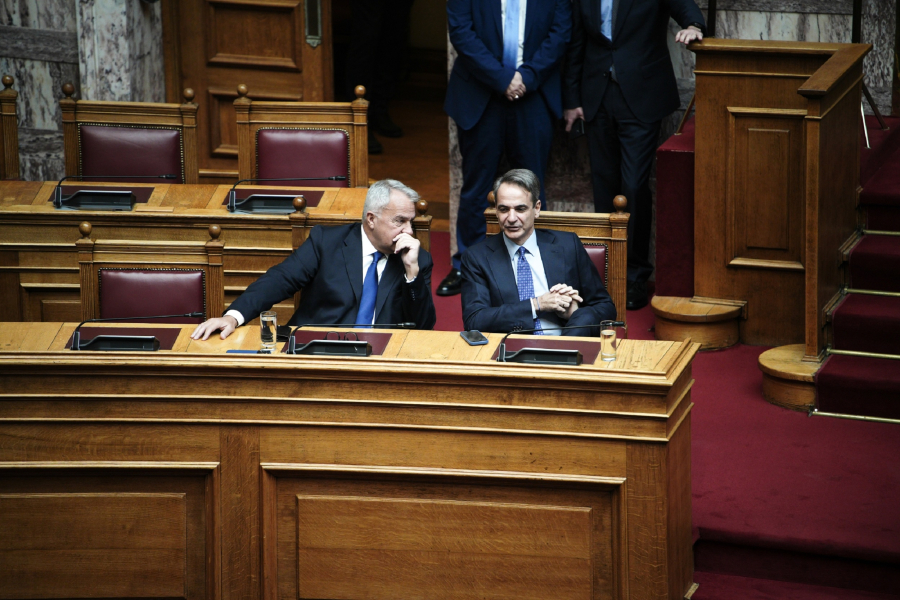 Guardian για ανασχηματισμό: Ακροδεξιά στροφή Μητσοτάκη με στόχο πρόσφυγες και μετανάστες