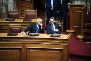 Guardian για ανασχηματισμό: Ακροδεξιά στροφή Μητσοτάκη με στόχο πρόσφυγες και μετανάστες